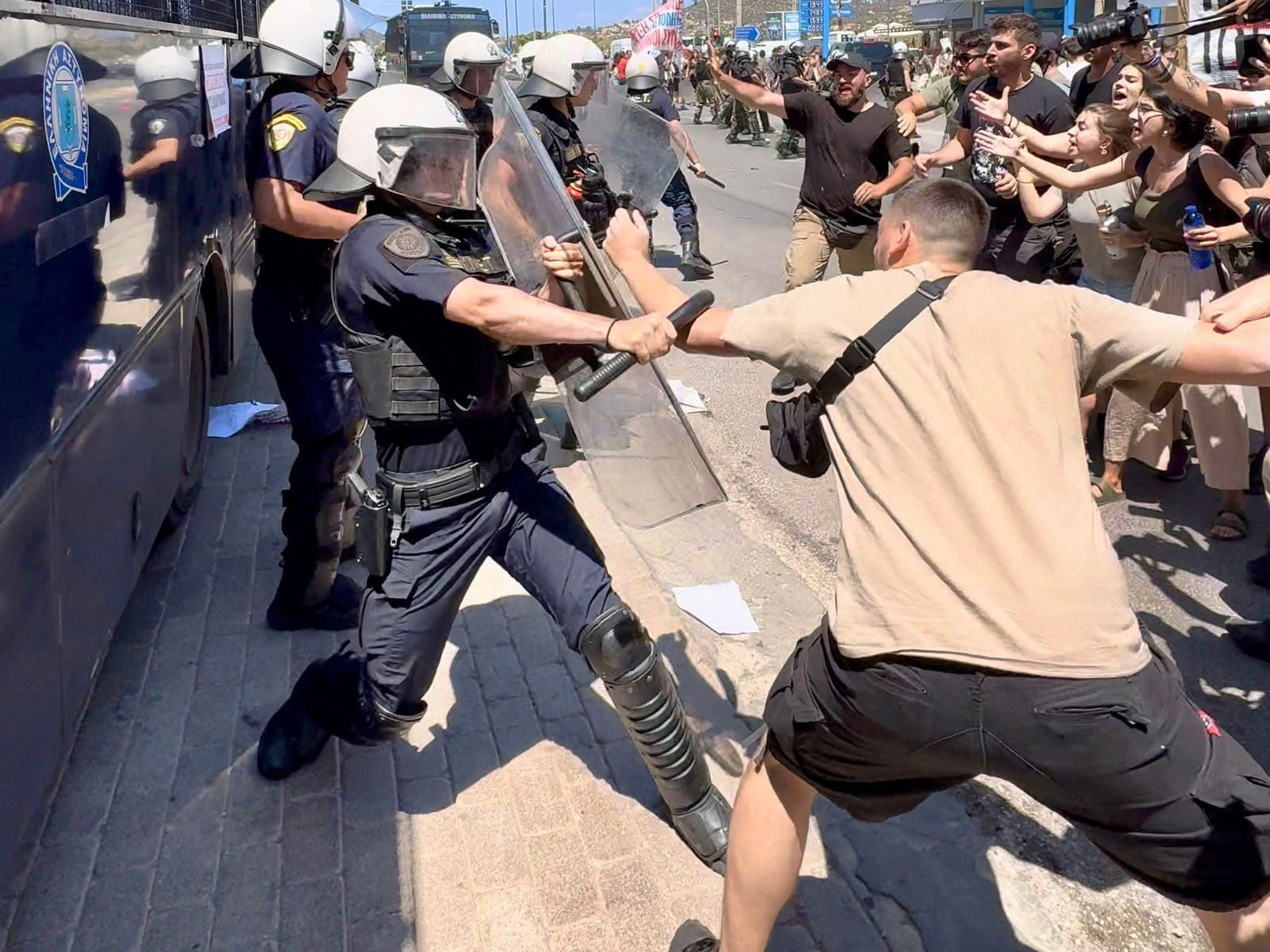 «Δολοφονική» επίθεση από τα ΜΑΤ στη Σύνοδο Πρυτάνεων - Τραυματίστηκε σοβαρά η Πρόεδρος της ΟΔΠΤΕ