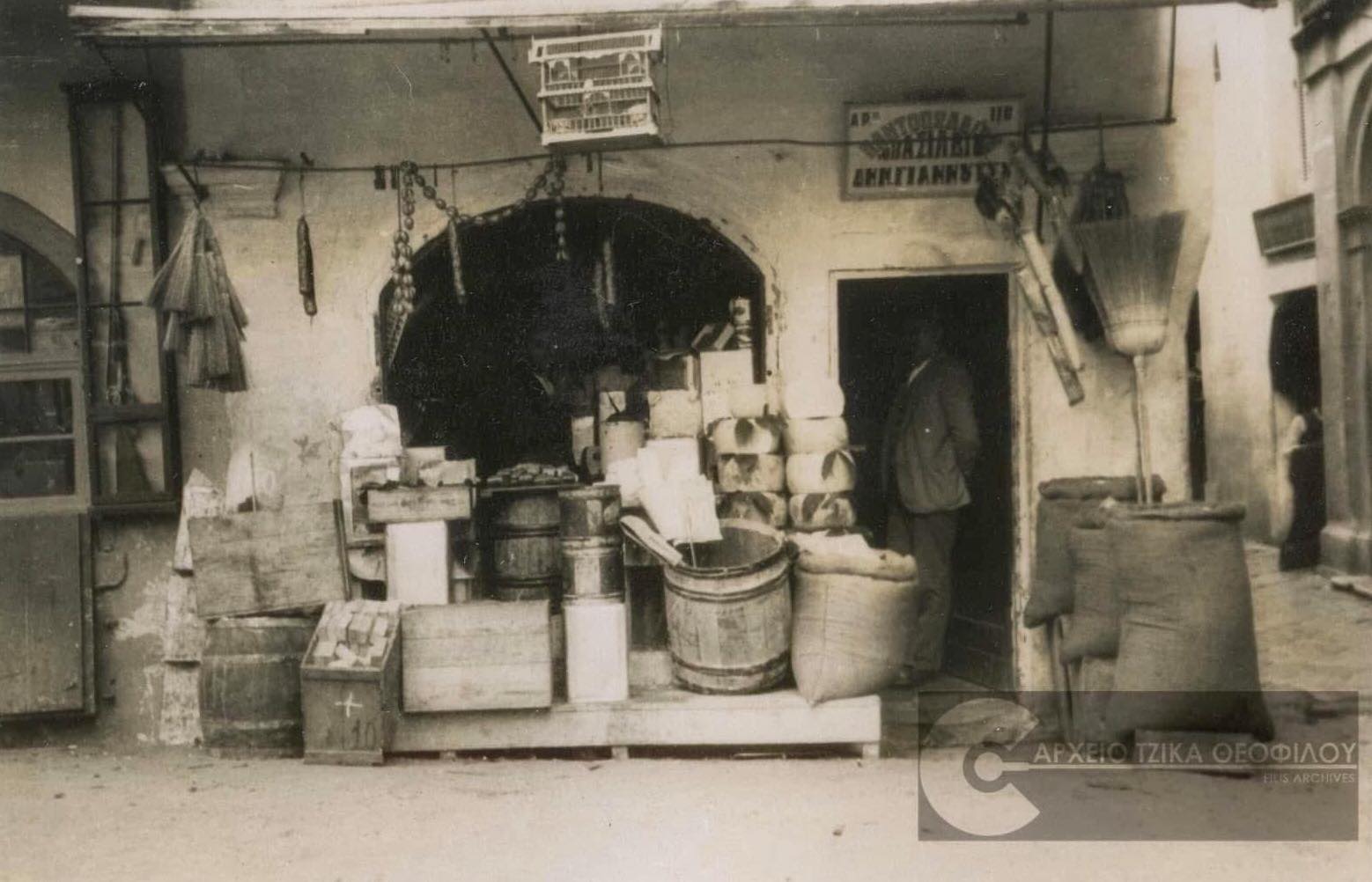 Η κυρία του δευτέρου, η όμορφη ...
