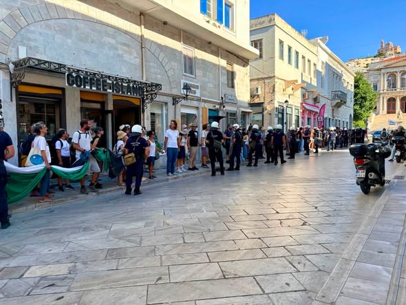Ό,τι και να κάνει η Αστυνομία - η Σύρος λέει ΟΧΙ ΣΤΗ ΓΕΝΟΚΤΟΝΙΑ 