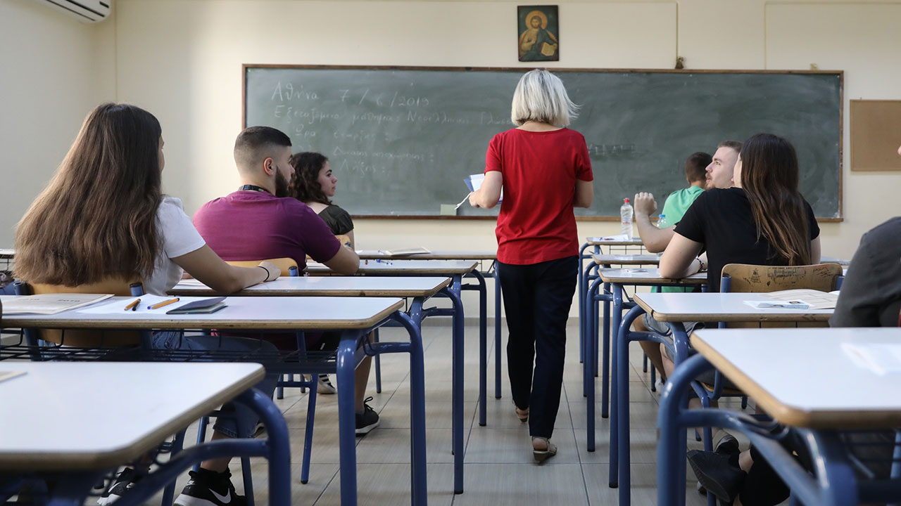 Από τις αίθουσες στη σύνταξη: Χιλιάδες αποχωρήσεις και αυξανόμενα κενά