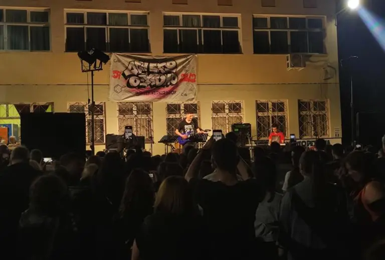 Μέγα πλήθος σε κλίμα συγκίνησης η συναυλία για τα Τέμπη στο 3ο ΓΕΛ Κερατσινίου