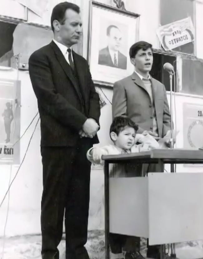 Σχολεία, εκπαιδευτικοί και μαθητές την περίοδο της Χούντας: Απαγορεύεται το συνομπρελίζεσθαι, το μινιφουστοφορείν και το οφρυοβλεφαρογράφειν