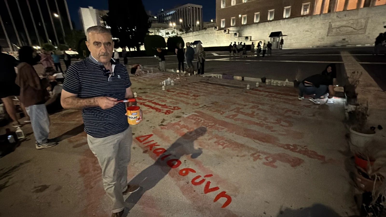 Τέμπη: Οι συγγενείς των θυμάτων έγραψαν τα ονόματα των νεκρών τους, σπάζοντας ξανά την απαγόρευση (video)