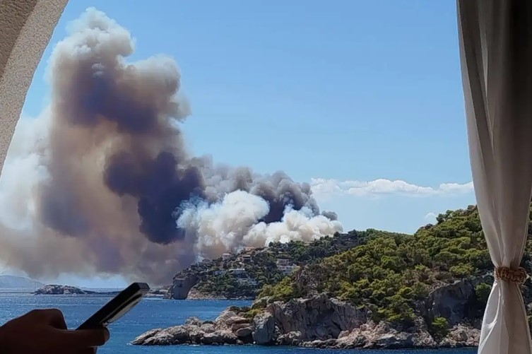 Τραγωδία στη Σαλαμίνα: Δύο νεκροί, σπίτια στις φλόγες και η υποκρισία της Ν.Δ. που δεν τελειώνει ποτέ (ΒΙΝΤΕΟ)