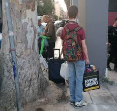 Πέταξαν στο δρόμο οικογένεια με ανάπηρο παιδί