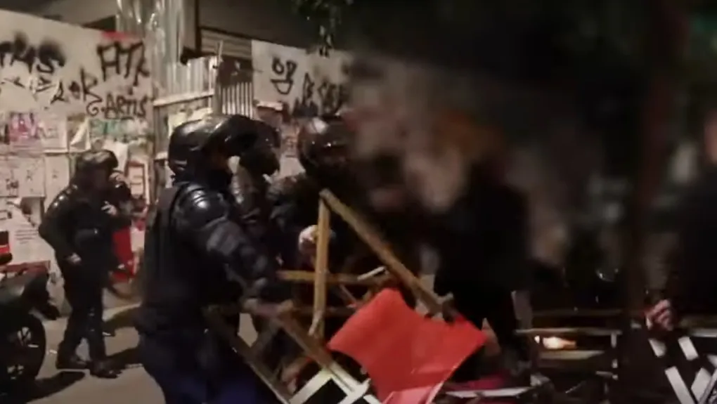 Αστυνομικοί εκτός ελέγχου έδερναν κόσμο και έσπαγαν καταστήματα στα Εξάρχεια [βίντεο]