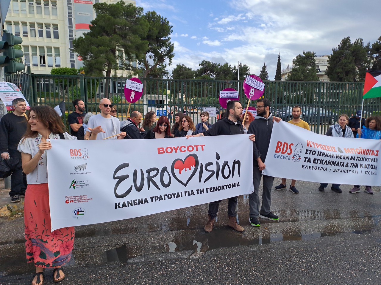 Συγκέντρωση έξω από το ραδιομέγαρο της ΕΡΤ για τη ημέρα Eurovision - “Κανένα τραγούδι για τη Γενοκτονία”