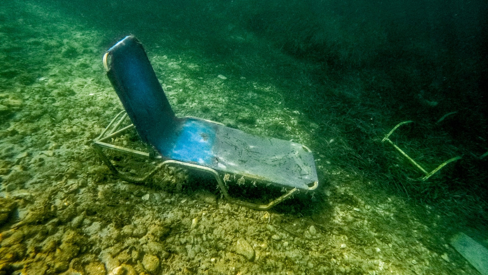 Ξαπλώστρες ρυπαίνουν τον βυθό της Κέρκυρας – Εικόνες που πρέπει να προβληματίσουν
