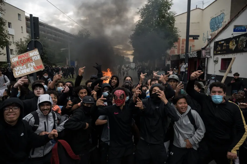 Η Γαλλία «φλέγεται» από τις μαθητικές διαδηλώσεις: Σχεδόν 3.000 μαθητές λυκείου έχουν τεθεί υπό κράτηση!