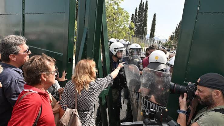 Για τα άμφια χρήμα – για τους εκπαιδευτικούς «α, φεύγουν, κρίμα». Κάτι σαν… 1968- 1971!