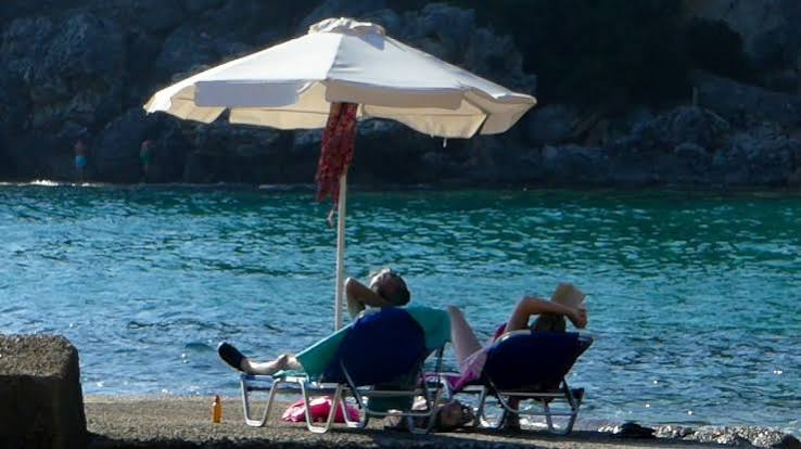 Τουρισμός για… λίγους και λίγες μέρες: Το «απλησίαστο» ελληνικό καλοκαίρι, οι διακοπές των 3 ημερών και η βουτιά στο μπάτζετ