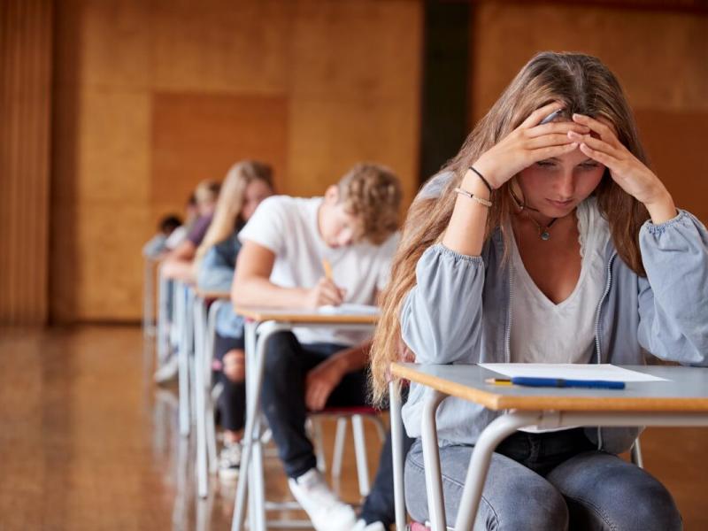 Όταν η ύλη ξεχειλίζει: Μαθητές και δάσκαλοι στην κινούμενη άμμο της σχολικής πίεσης