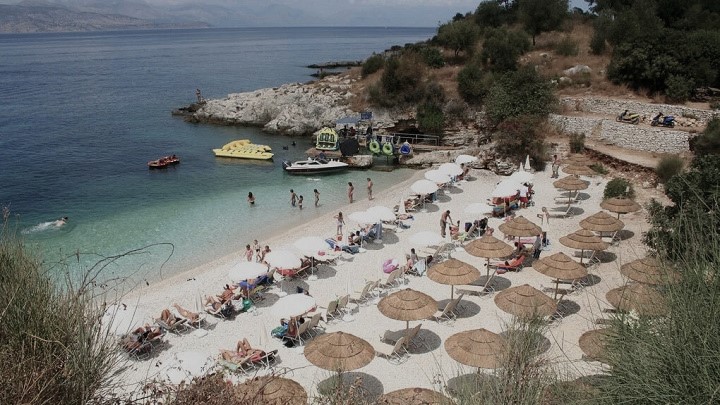«Περί αιγιαλού και παραλίας» ή πώς καταπατούν την ελεύθερη και δωρεάν πρόσβαση στις ακτές