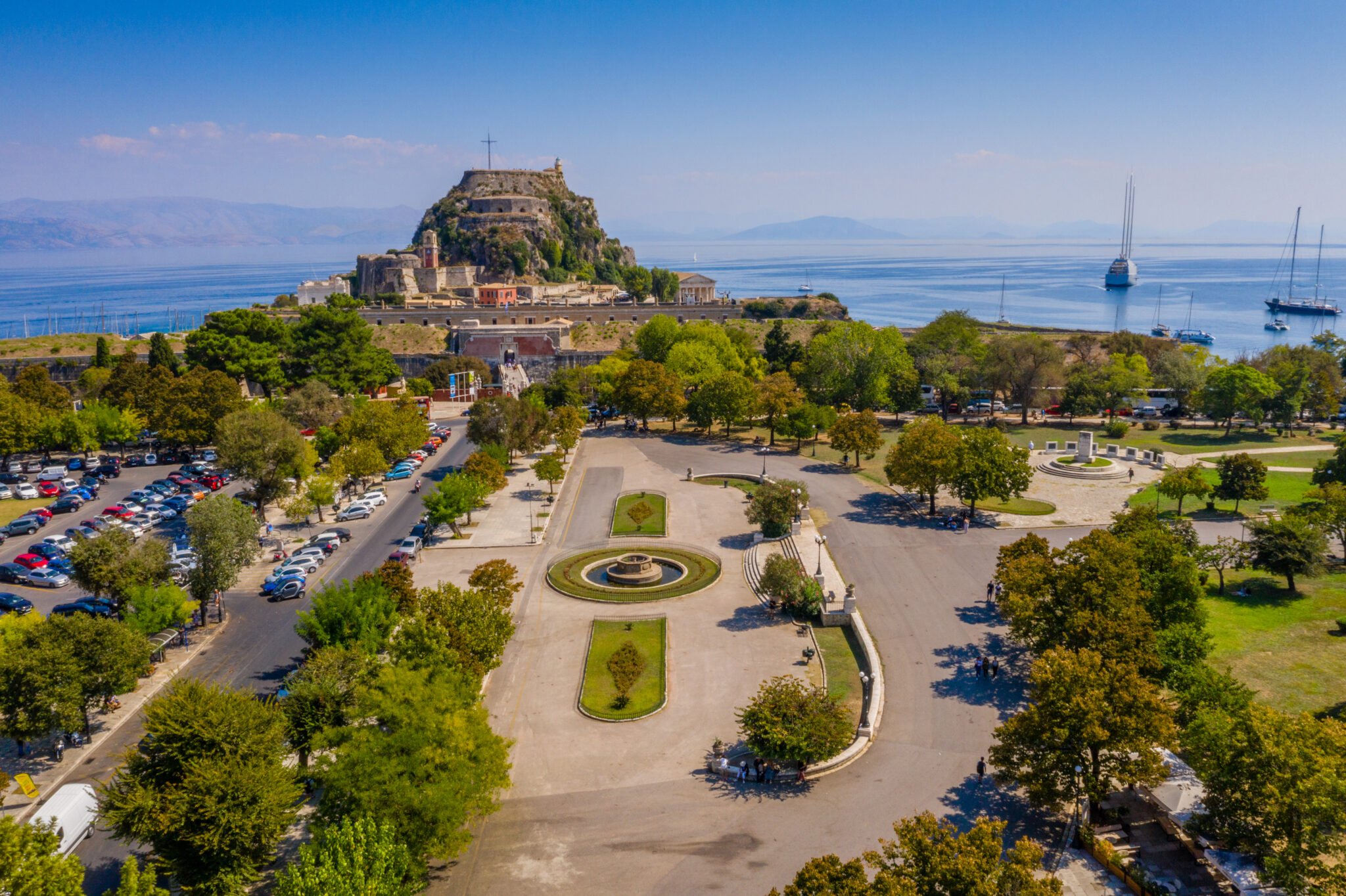 Σε ποια πόλη της Ελλάδας βρίσκεται η μεγαλύτερη πλατεία των Βαλκανίων