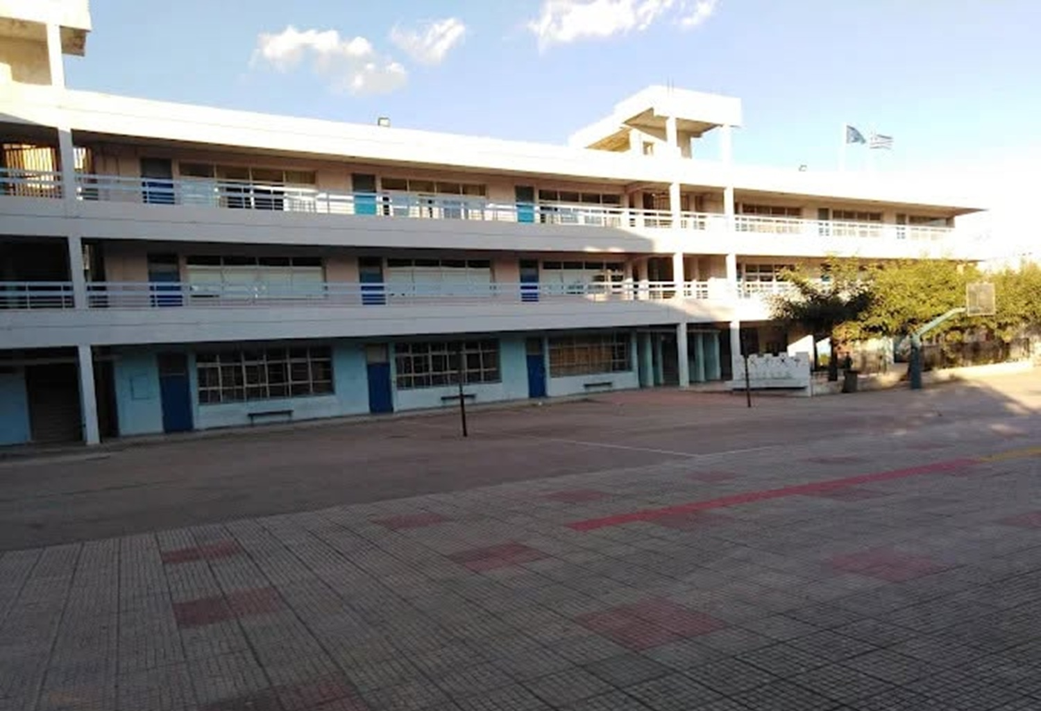 Καταρρέουν σχολικά κτίρια στους Αγίους Αναργύρους και μαζί τους η διαχείριση των νεοφιλελεύθερων χαρτογιακάδων!