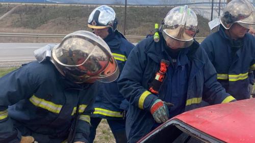 Παραλίγο τραγωδία στη Λευκίμμη – Αυτοκίνητο κατέληξε σε ποτάμι, απεγκλωβίστηκε η οδηγός