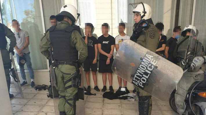 Καλαμάτα: Προσαγωγή πέντε ανήλικων μαθητών τα ξημερώματα με την υποψία κατάληψης – Αντιδράσεις γονέων 