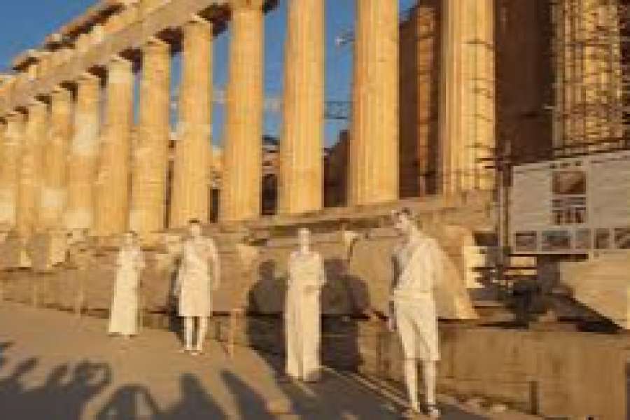 «Αρχαιοελληνικό» τσίρκο στην Ακρόπολη με άρωμα… Τσακοπιάκου
