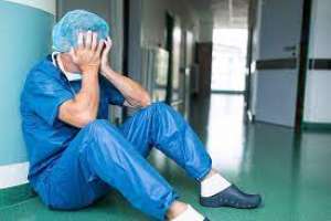 Επί οχτώ χρόνια συνεχίζεται το βασανιστήριο της παράνομης υπερεφημέρευσης των γιατρών