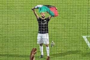 Τη σημαία της Παλαιστίνης ανέμισε στο γήπεδο ο ποδοσφαιριστής Νίκος Μαρινάκης