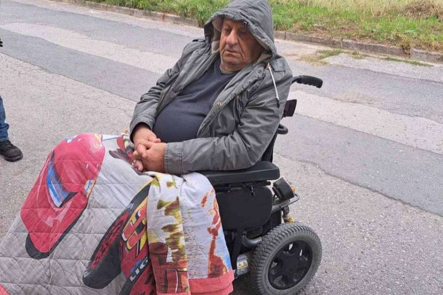 Η αστυνομία πέταξε ξανά στον δρόμο 82χρονο με αναπηρία – «Δεν έχω πού να πάω» (videos)